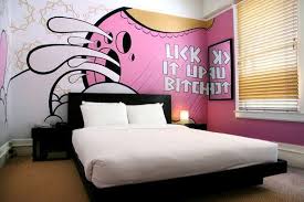 dormitorio con graffiti